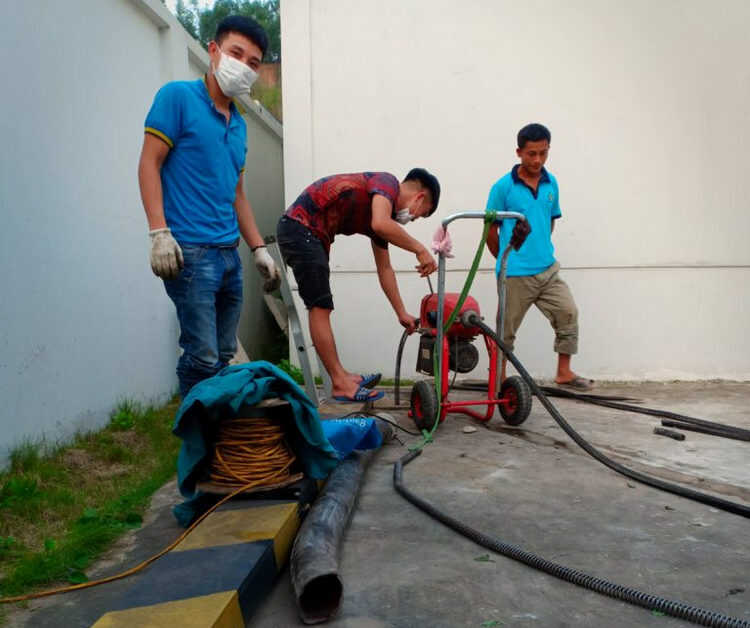 Thông tắc cống tại phường Đông Ngạc