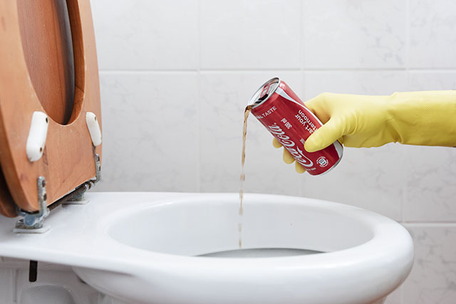 thông tắc bồn cầu bằng coca