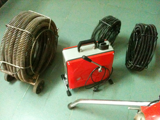 cách sử dụng dụng cụ thông cống nghẹt
