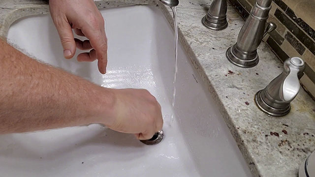 thông tắc chậu rửa bát bằng coca