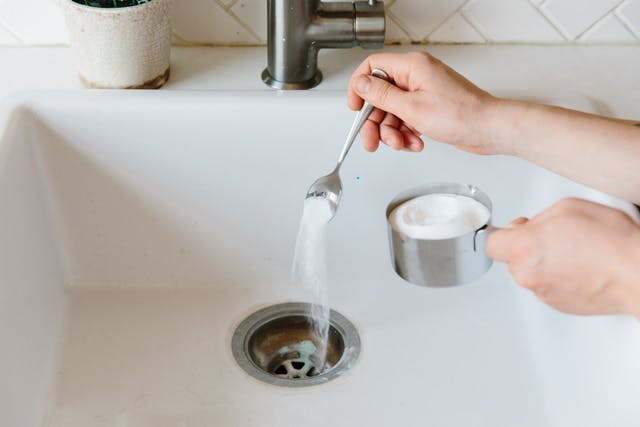 hướng dẫn cách thông cống bằng baking soda hiệu quả đơn giản
