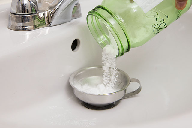 cách thông cống bằng baking soda hiệu quả đơn giản