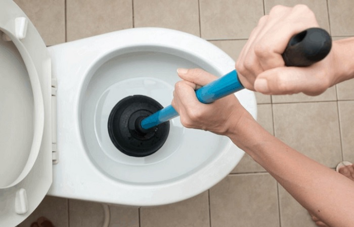 cách sử dụng dụng cụ thông cống nghẹt