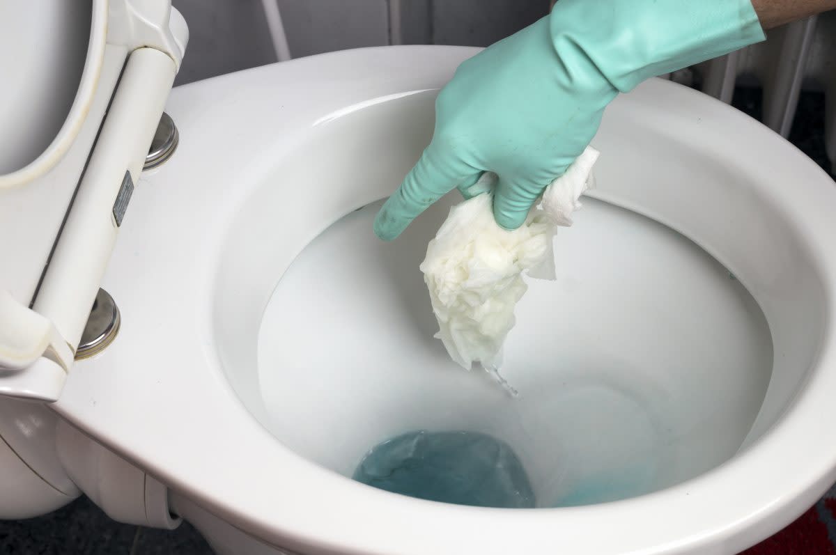 hướng dẫn thông cống nghẹt toilet đơn giản hiểu quả