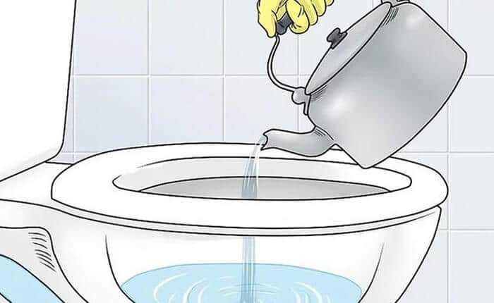 thông bồn cầu bằng nước nóng