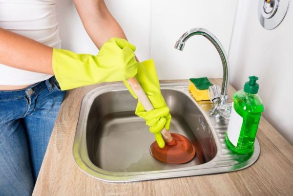 cách thông tắc chậu rửa bát tại nhà