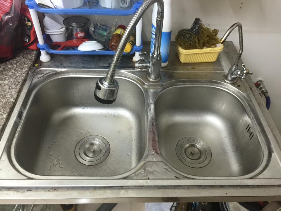 hướng dẫn dùng dụng cụ thông tắc bồn rửa bát