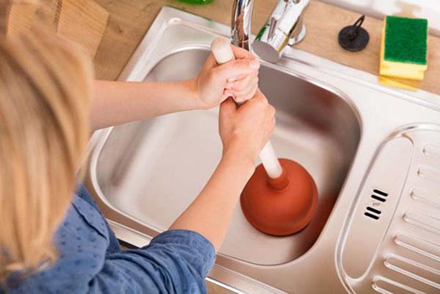 hướng dẫn thông tắc bồn rửa bát bằng pittong