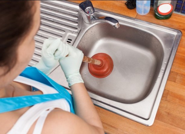 hướng dẫn thông tắc bồn rửa bát bằng pittong đơn giản hiệu quả