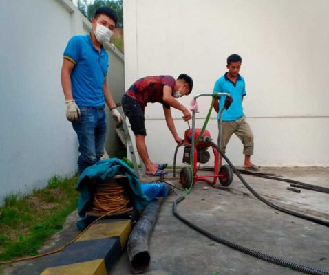Thông tắc cống tại phường Đông Ngạc