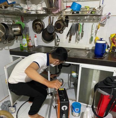 thông tắc bồn rửa bát bằng máy