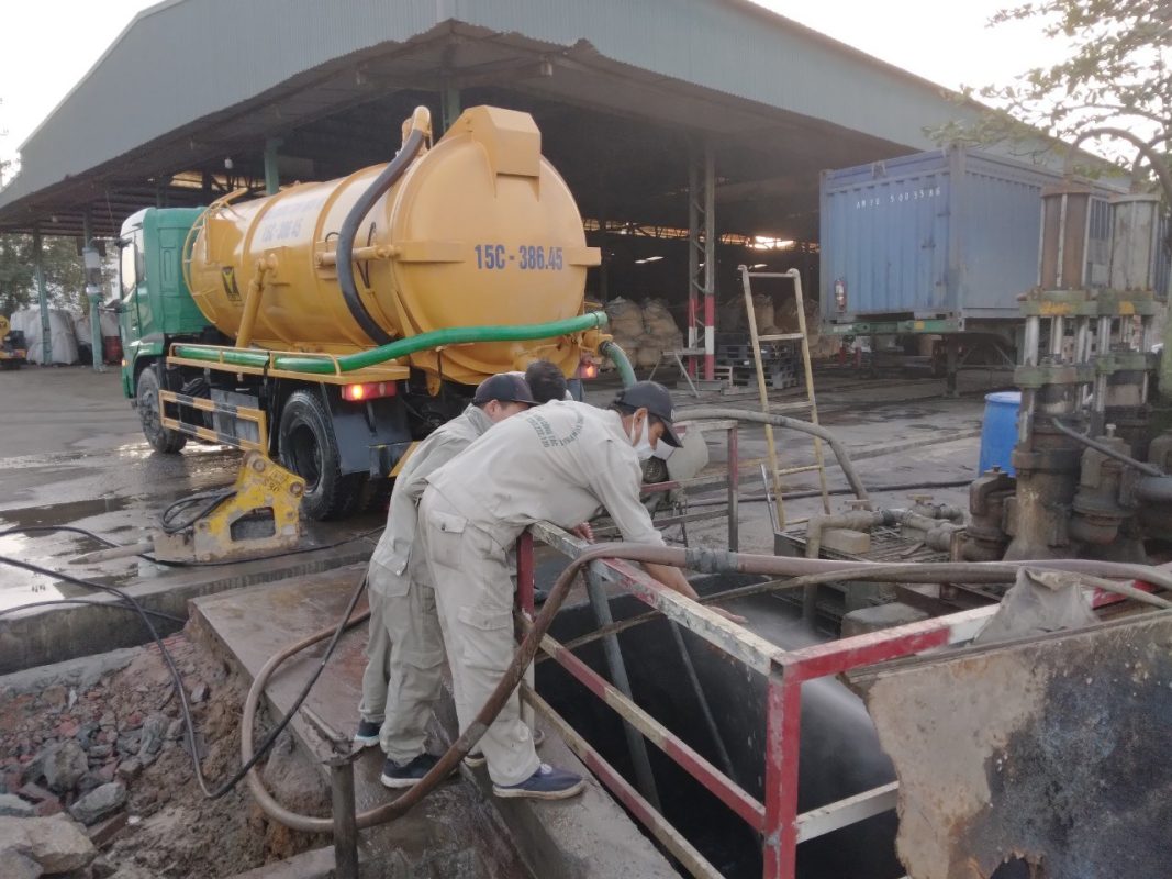 Chuyên gia hút hầm cầu tại Cờ Đỏ làm việc tận tâm