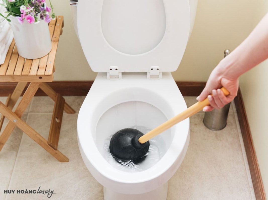 thông tắc bồn cầu bằng pittong 