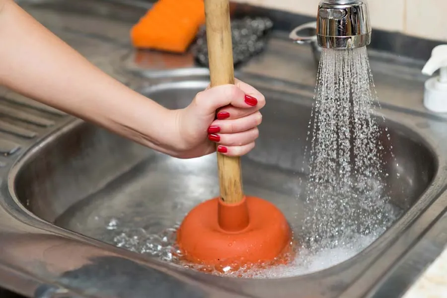 thông tắc bồn cầu bằng pittong sao ch hiệu quả