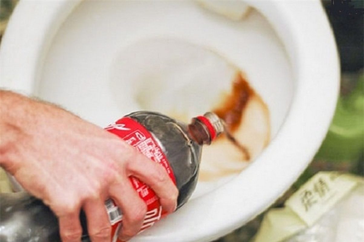 cách thông bồn cầu bằng coca hiệu quả