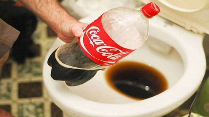 cách thông bồn cầu bằng Coca
