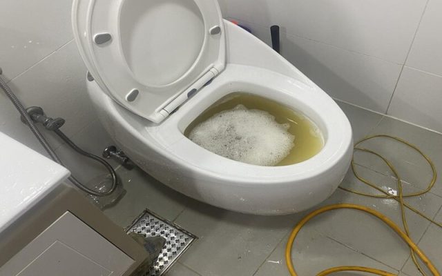 Ống Thoát Bồn Cầu Bị Tắc