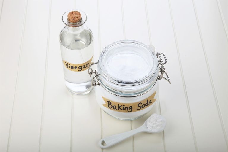 dùng baking soda và giấm để thông cống